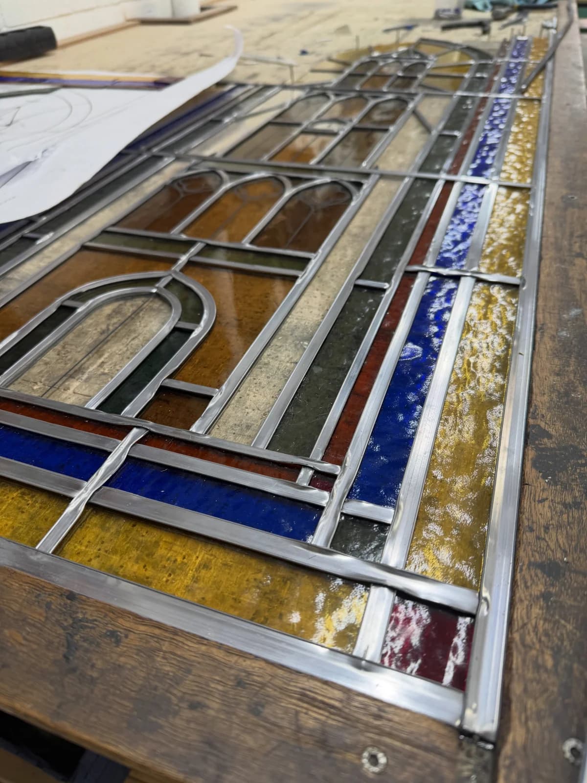 Panneau de vitrail en cours de création en atelier