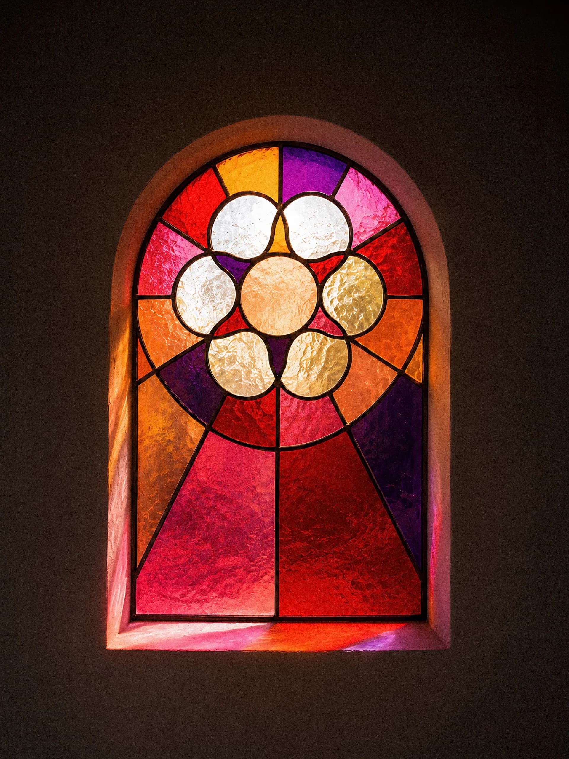 Fenêtre cintrée à rosace et lumière chaude