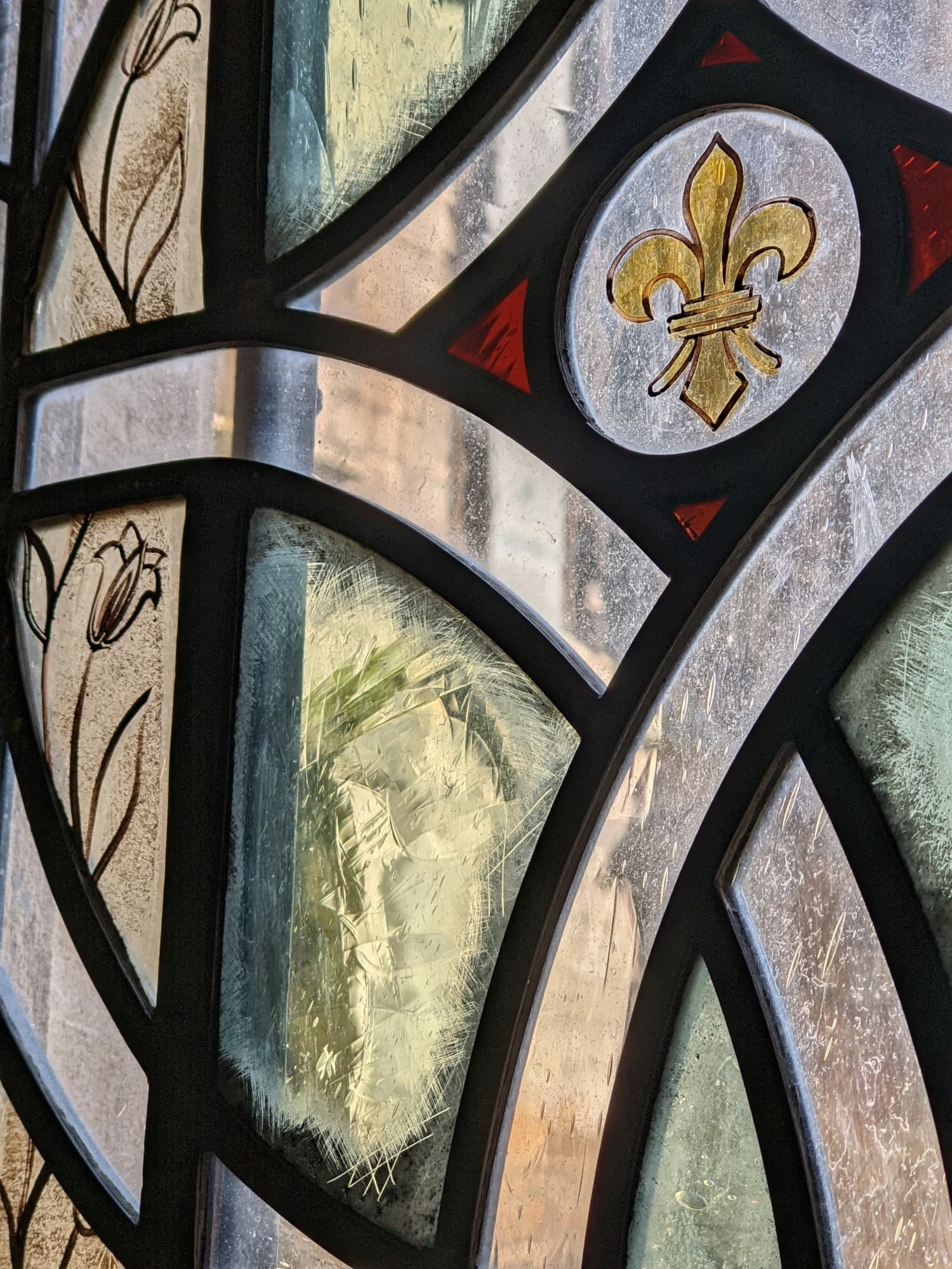 Motif grave sur verre evoquant le sablage