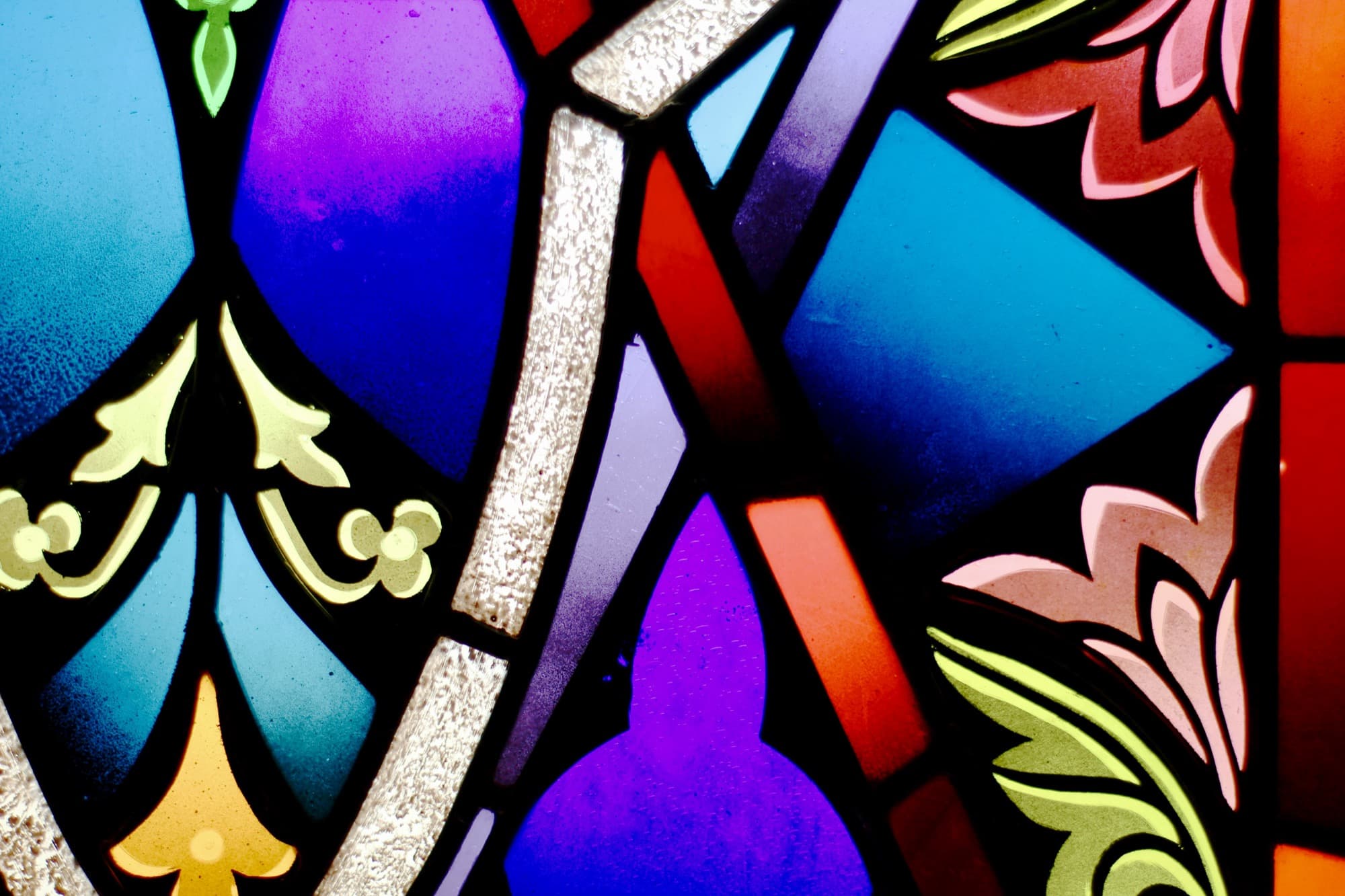 Detail de vitrail colore sur une porte de dressing