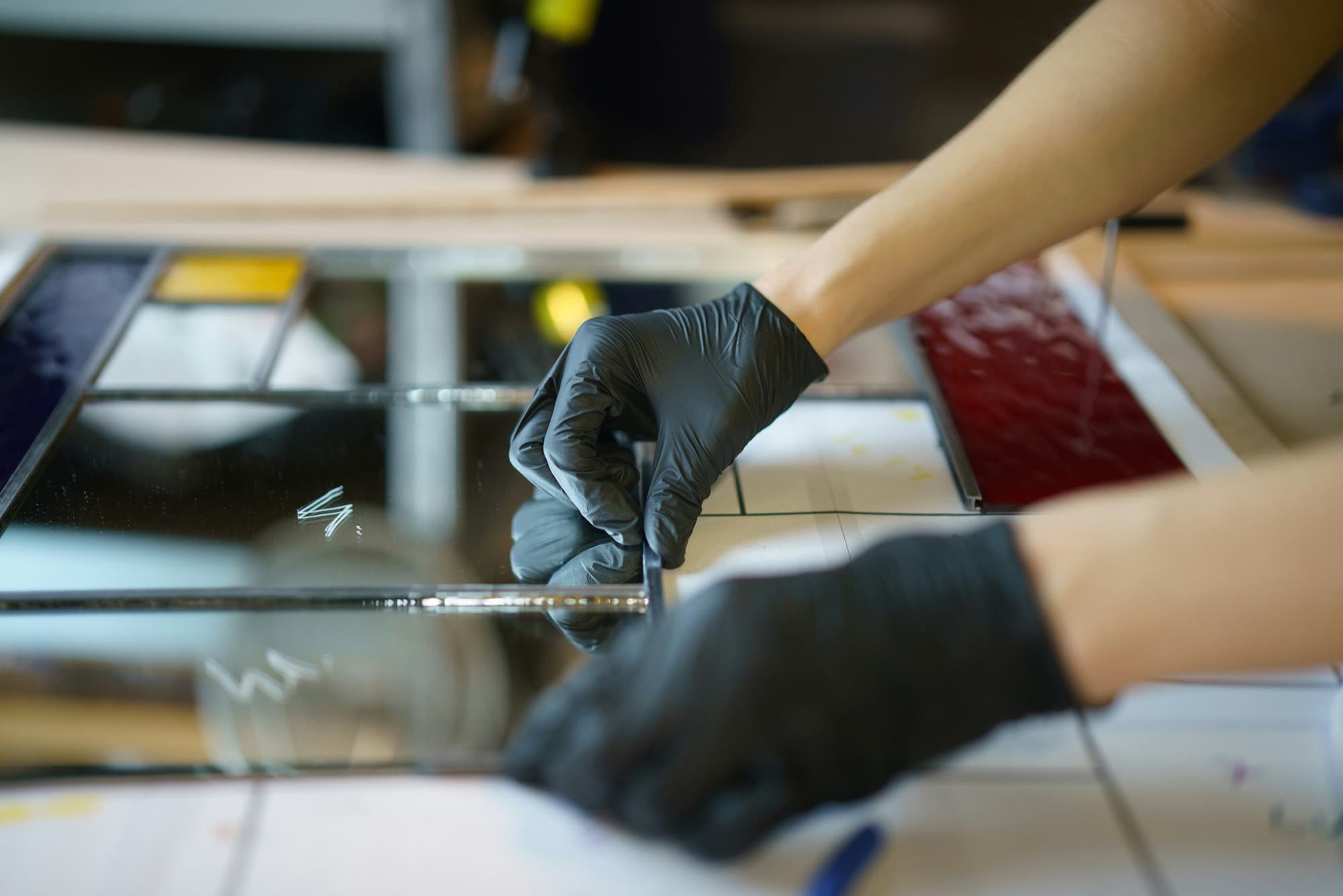Reparation d'un vitrail casse par un artisan